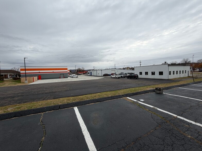 319 Glades Rd, Berea, KY for lease - Building Photo - Image 3 of 11