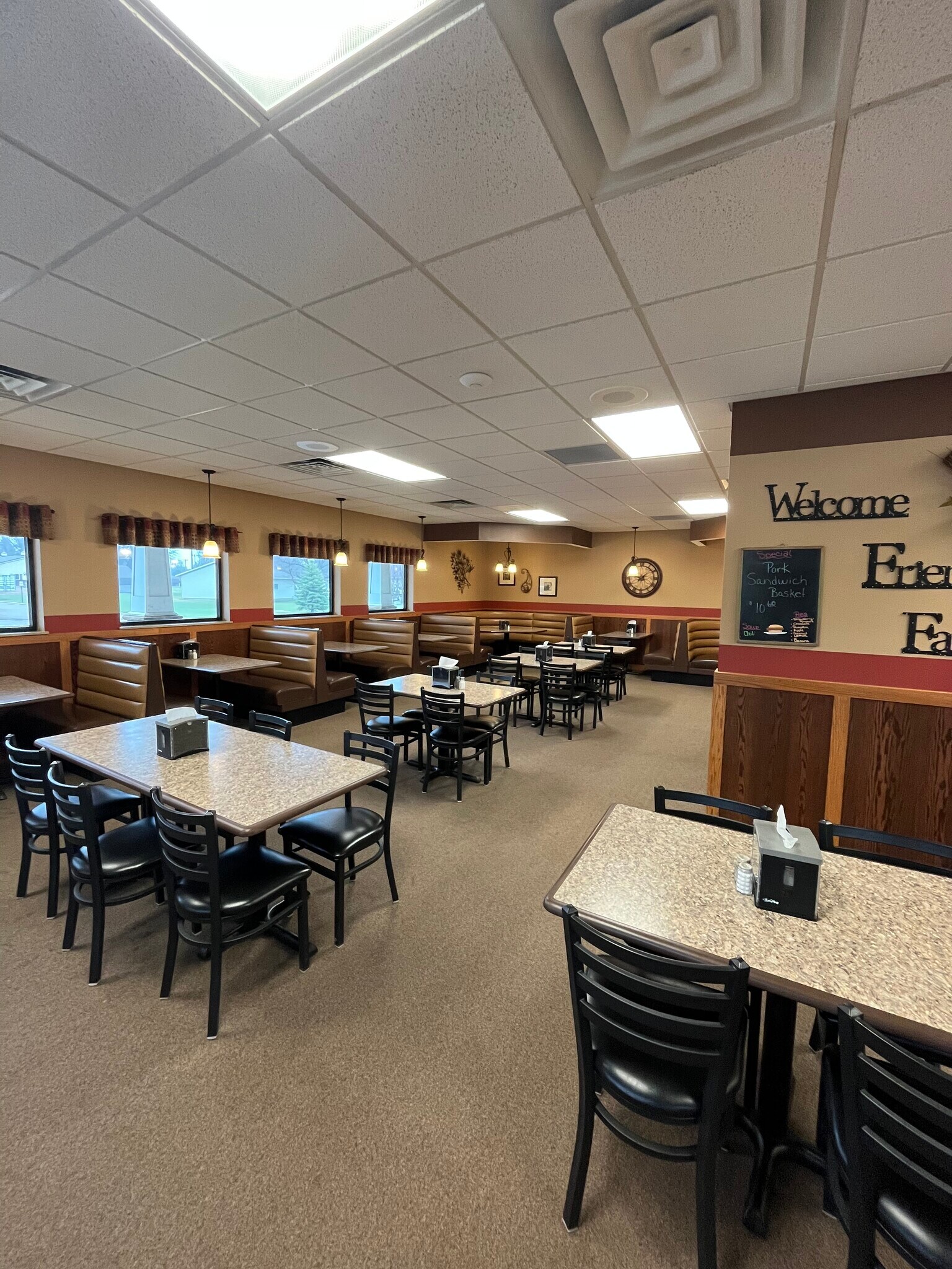 2006 20th St, Slayton, MN 56172 The Hub Drive In Iconic Restaurant