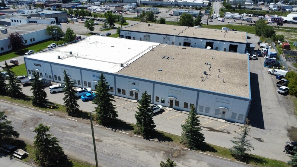 5608 Burbank Cres SE, Calgary, AB for lease - Building Photo - Image 1 of 6