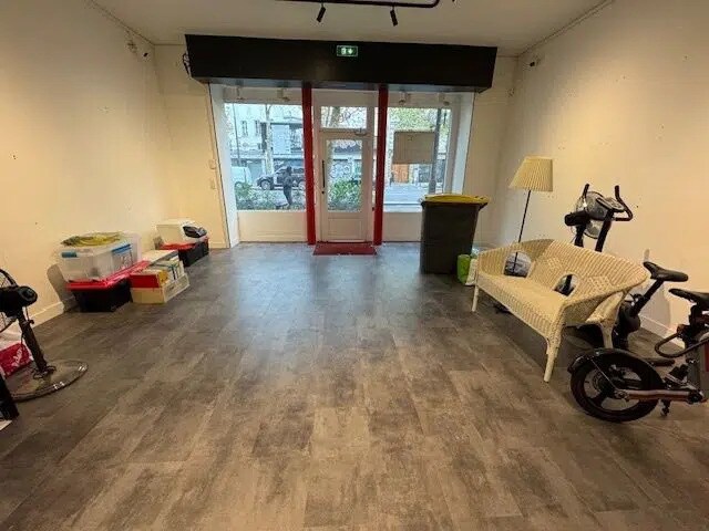 Retail in Paris for lease Interior Photo- Image 1 of 10