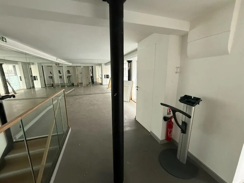 Retail in Paris for lease - Interior Photo - Image 3 of 5