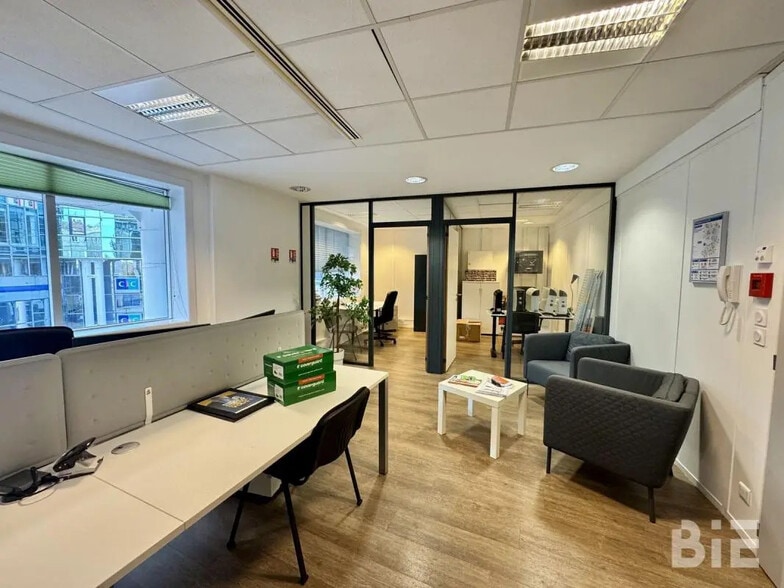 Office in Bordeaux for lease - Interior Photo - Image 2 of 6
