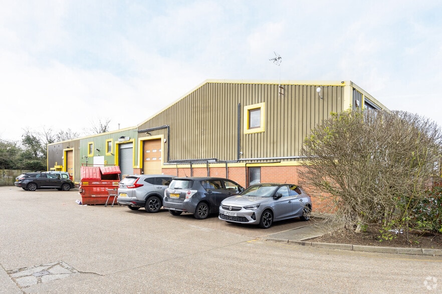 Repton Clos, Basildon for lease - Building Photo - Image 3 of 4