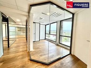 70 Rue De La Tramontane, Aix-en-Provence for lease Interior Photo- Image 2 of 14