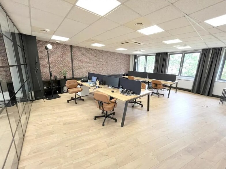 Office in Saint-Germain-en-Laye for lease - Interior Photo - Image 3 of 5
