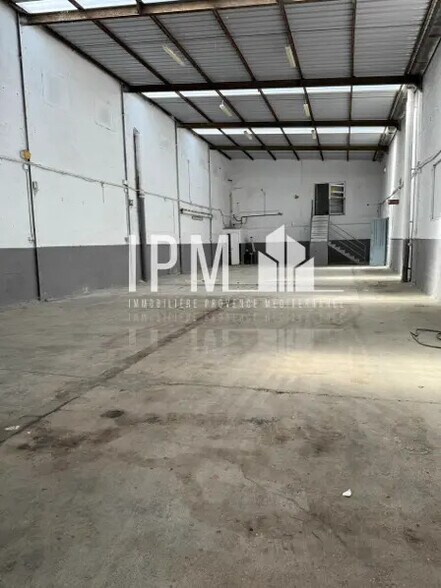 Flex in Vitrolles for lease - Interior Photo - Image 2 of 7