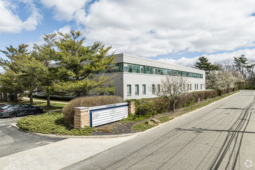 123 Frost St, Westbury, NY for lease - Primary Photo - Image 1 of 9