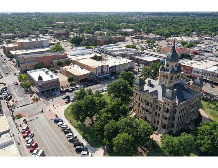 116 W Oak St, Denton, TX for lease - Building Photo - Image 1 of 3