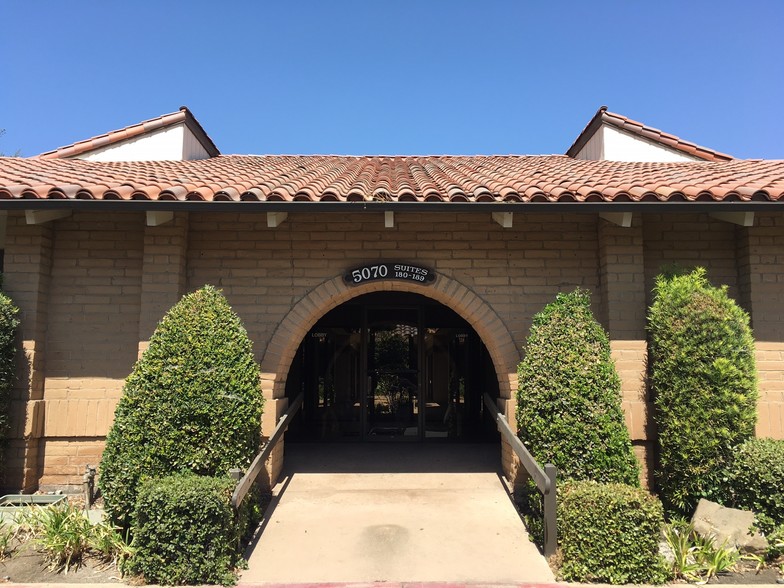 5070 N 6th St, Fresno, CA for lease - Building Photo - Image 1 of 13