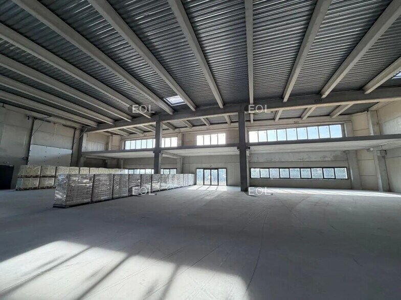 Flex in La Ciotat for lease - Interior Photo - Image 2 of 11
