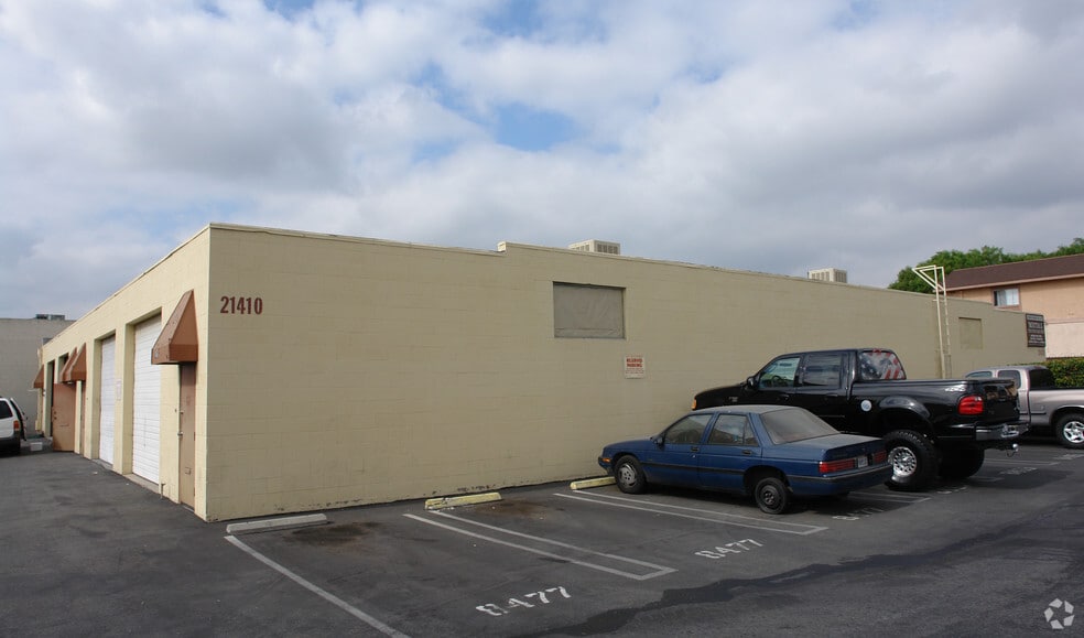 21410-21420 Chase St, Canoga Park, CA for lease - Building Photo - Image 2 of 8