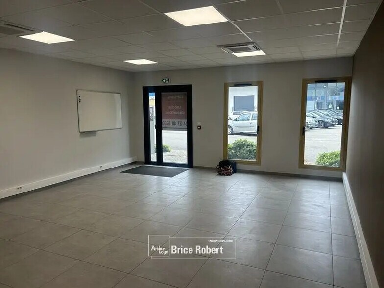 Office in Saint-Bonnet-de-Mure for lease - Lobby - Image 2 of 7