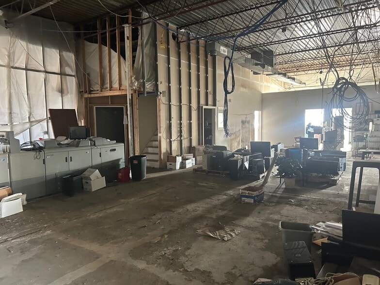 45 Sarah Dr, Farmingdale, NY for sale - Interior Photo - Image 3 of 5