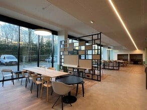 1 Rue Stephenson, Montigny-le-Bretonneux for lease Interior Photo- Image 1 of 4