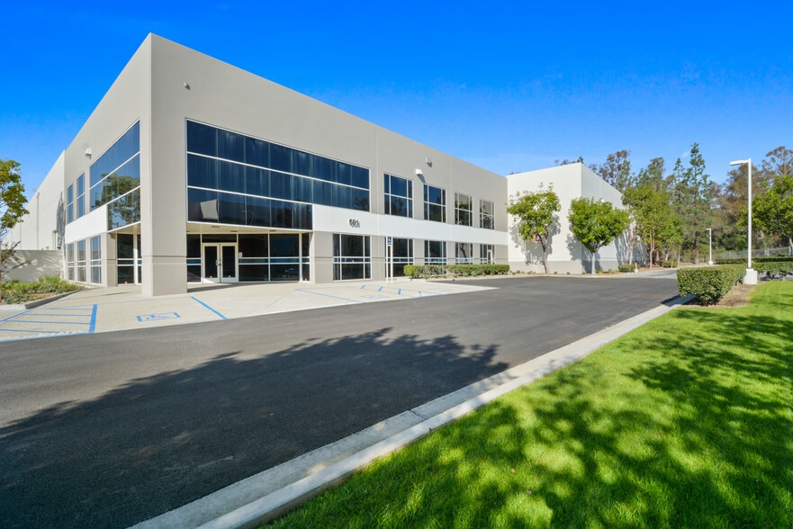 691-701 Burning Tree Rd, Fullerton, CA for lease - Building Photo - Image 3 of 3