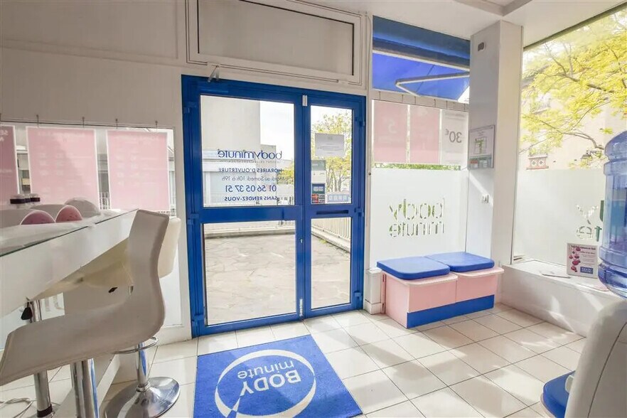 Retail in Colombes for lease - Building Photo - Image 3 of 7