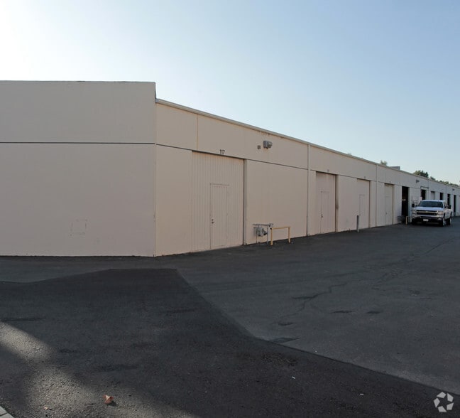 117-223 Viking Ave, Brea, CA for lease - Building Photo - Image 3 of 6