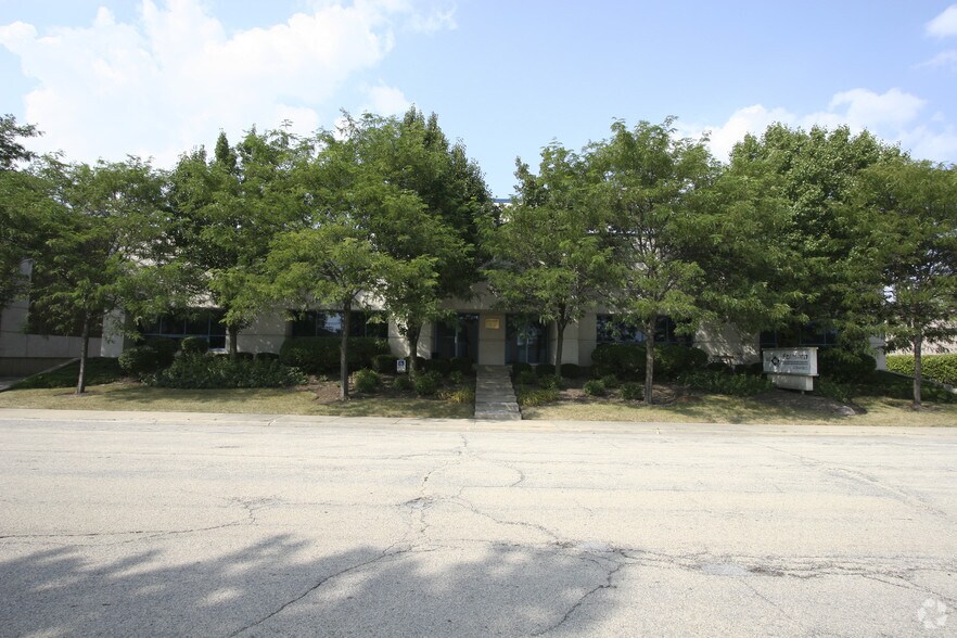 620-630 Estes Ave, Schaumburg, IL for sale - Building Photo - Image 2 of 11