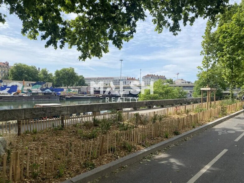 Office in Lyon for lease - Building Photo - Image 2 of 11