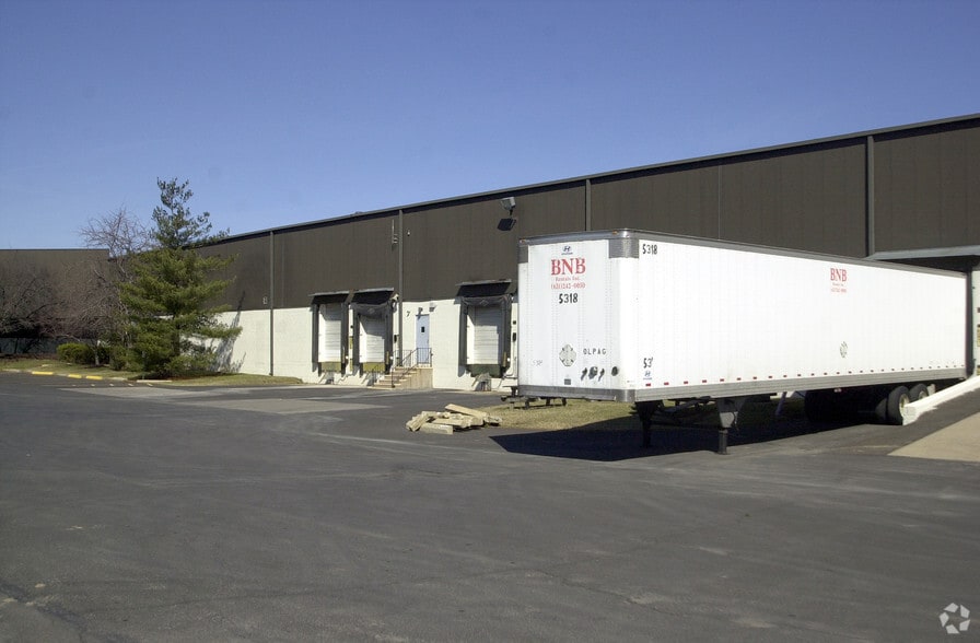 2595 Metropolitan Dr, Trevose, PA for lease - Primary Photo - Image 1 of 2