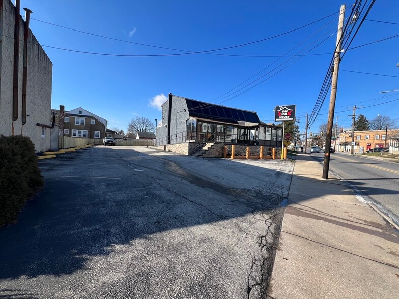206 S Springfield Rd, Clifton Heights, PA 19018