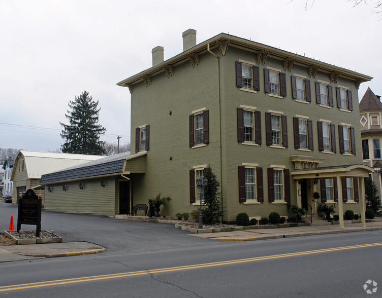 247 Chestnut St, Mifflinburg, PA for sale - Primary Photo - Image 1 of 1