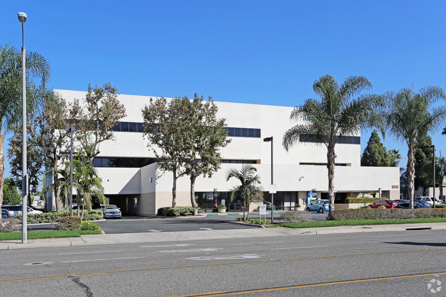 1045 W Katella Ave, Orange, CA for lease - Primary Photo - Image 1 of 7