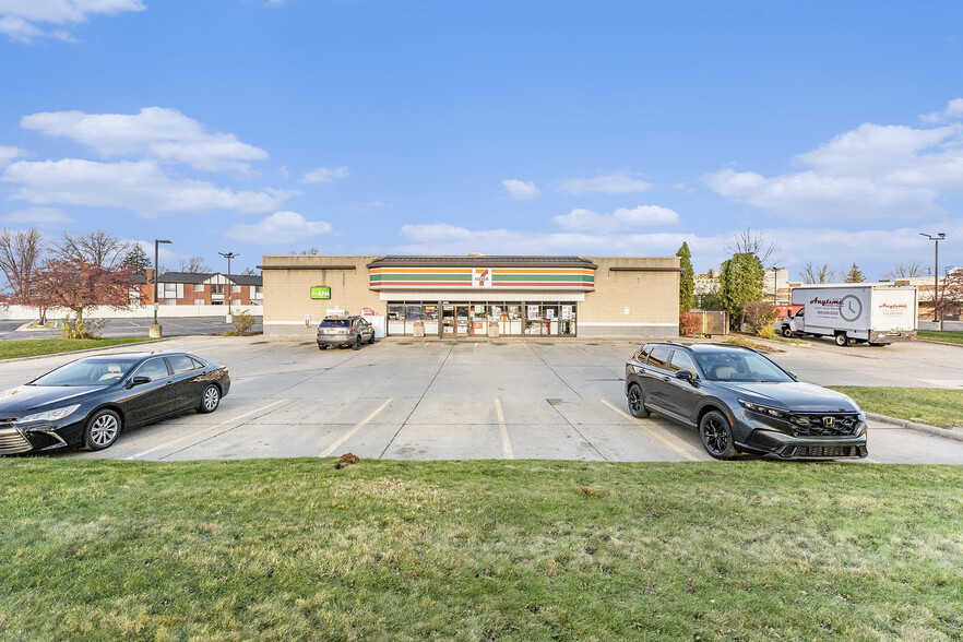 3909 E 14 Mile Rd, Sterling Heights, MI for sale - Building Photo - Image 1 of 8