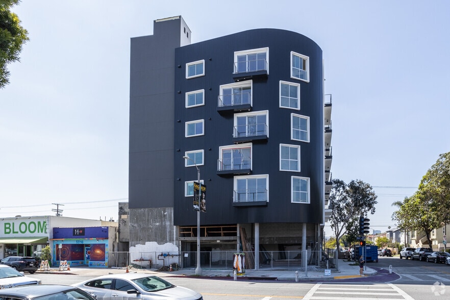 5550 W Pico Blvd, Los Angeles, CA for lease - Primary Photo - Image 1 of 9