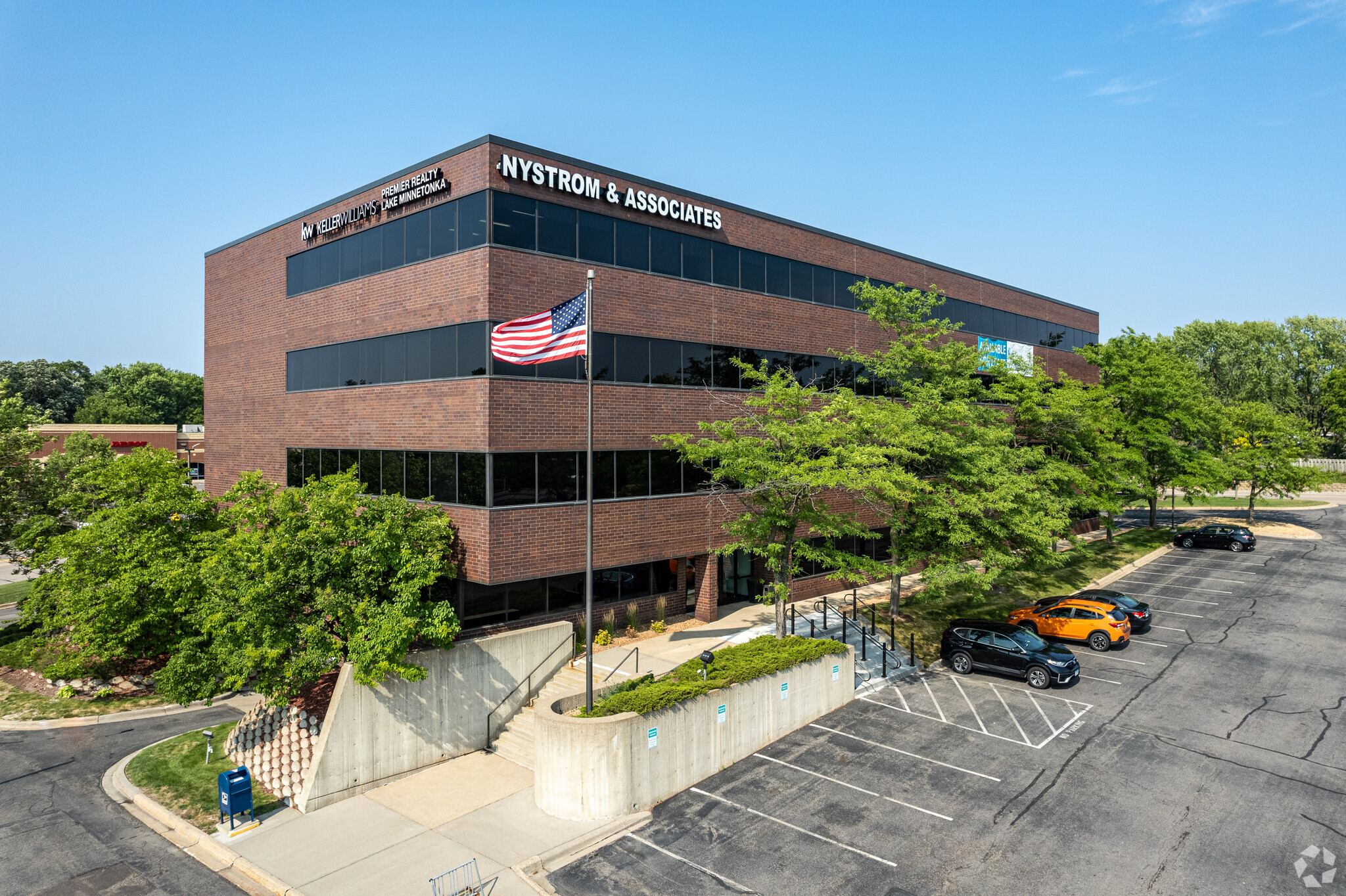 13100 Wayzata Blvd, Minnetonka, MN for lease Primary Photo- Image 1 of 34