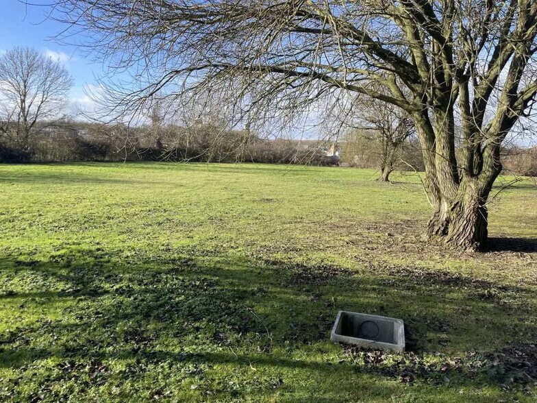 Office in Breteuil for lease - Building Photo - Image 3 of 10