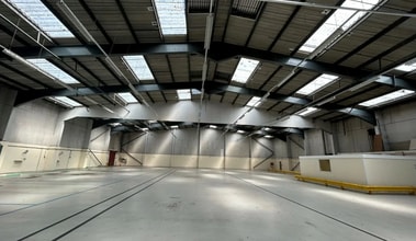 Ullswater Cres, Coulsdon for lease Interior Photo- Image 1 of 2