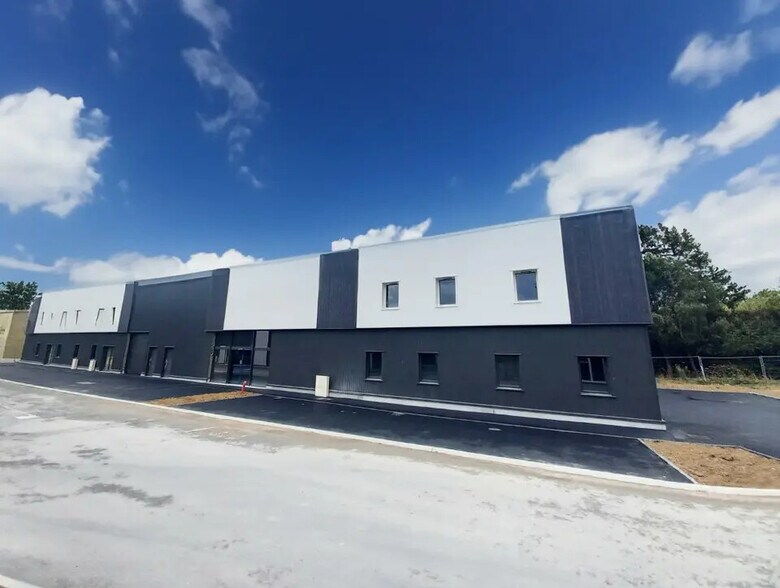 Flex in Cormelles-le-Royal for sale - Building Photo - Image 2 of 7