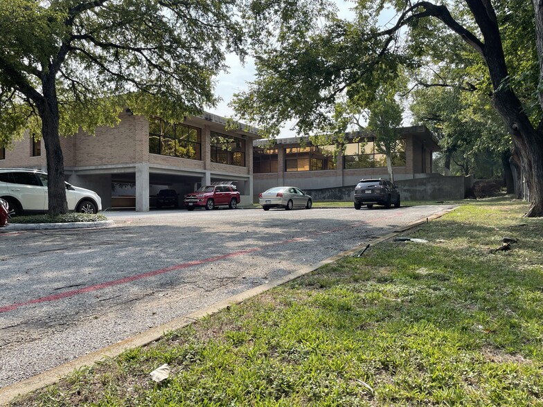 5701 Maple Ave, Dallas, TX for lease - Building Photo - Image 2 of 7