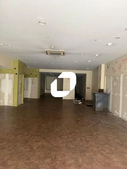 Retail in Arras for lease - Interior Photo - Image 1 of 6