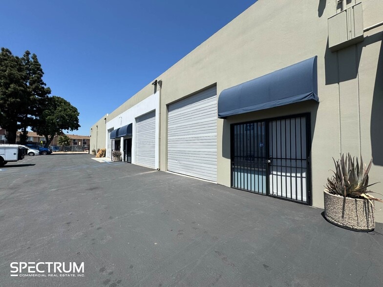 15414 Cabrito Rd, Van Nuys, CA for lease - Building Photo - Image 3 of 9