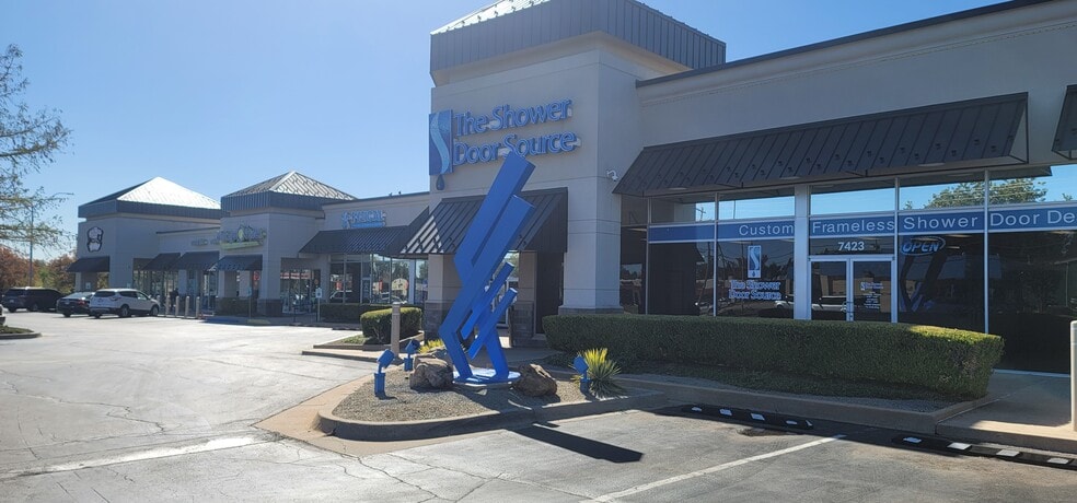 7401-7535 N May Ave, Oklahoma City, OK for lease - Building Photo - Image 3 of 10