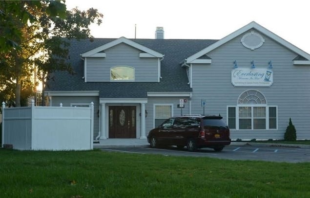 34 Lamport Ave, Port Jefferson Station, NY for sale - Primary Photo - Image 1 of 1