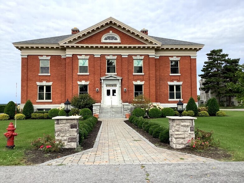 201 Pike Rd, Sackets Harbor, NY 13685