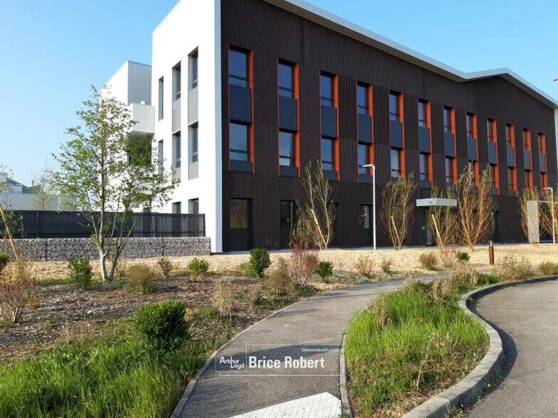 Office in Montluel for lease - Building Photo - Image 1 of 13