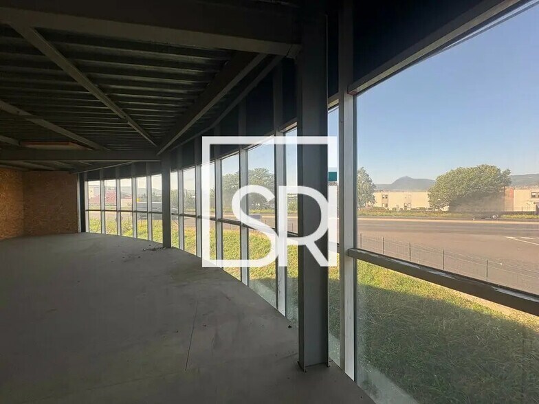 Industrial in Clermont-Ferrand for lease - Interior Photo - Image 3 of 12