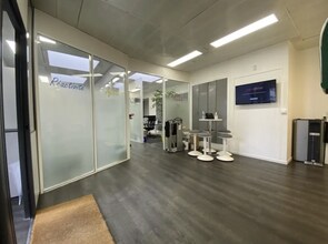 Retail in Ivry-sur-Seine for lease Interior Photo- Image 2 of 9