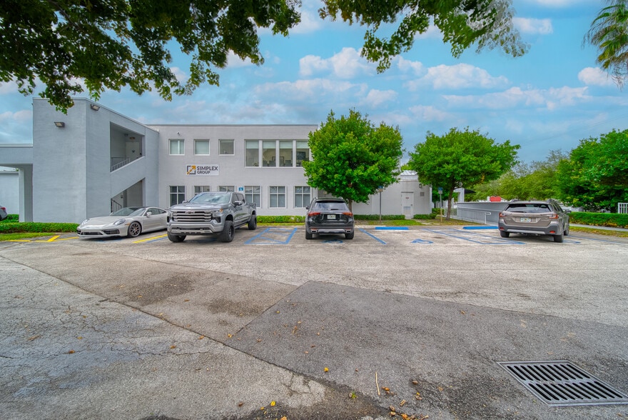 7500 NW 52nd St, Miami, FL for lease - Building Photo - Image 2 of 52