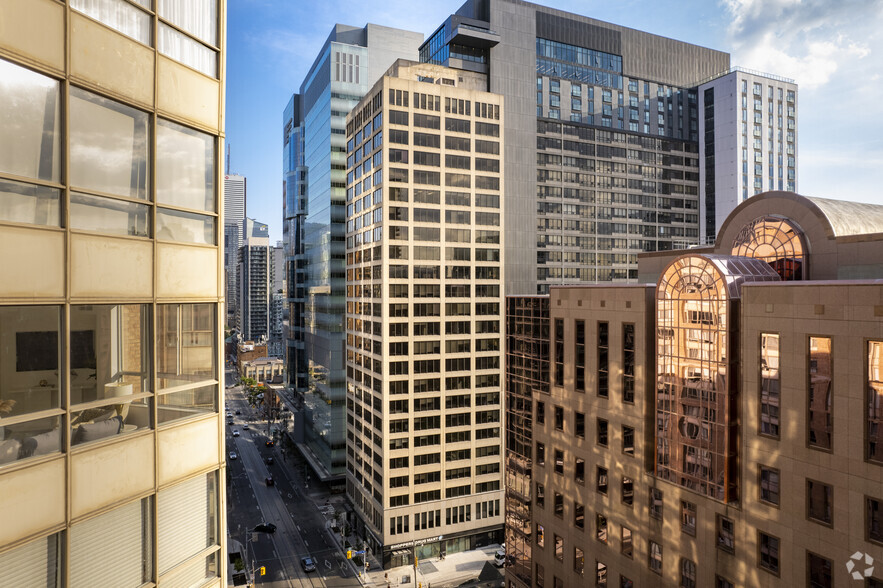 700 Bay St, Toronto, ON for lease - Primary Photo - Image 1 of 4