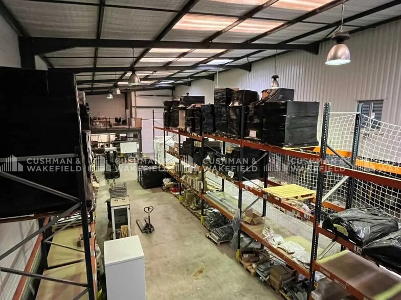 Flex in Signes for lease - Interior Photo - Image 3 of 9