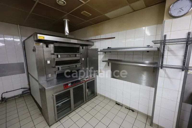 Retail in Poitiers for lease - Building Photo - Image 2 of 6