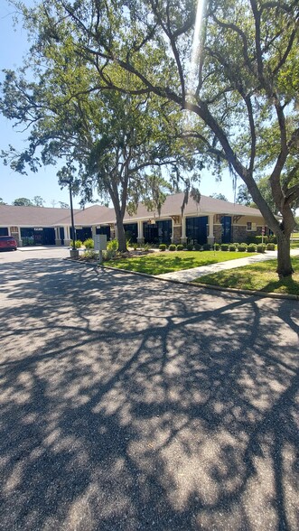 301 East Lake Woodlands Pkwy, Oldsmar, FL for sale - Building Photo - Image 2 of 3