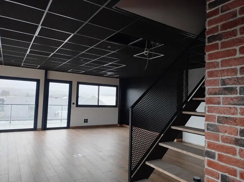 Office in Voglans for lease - Interior Photo - Image 1 of 9