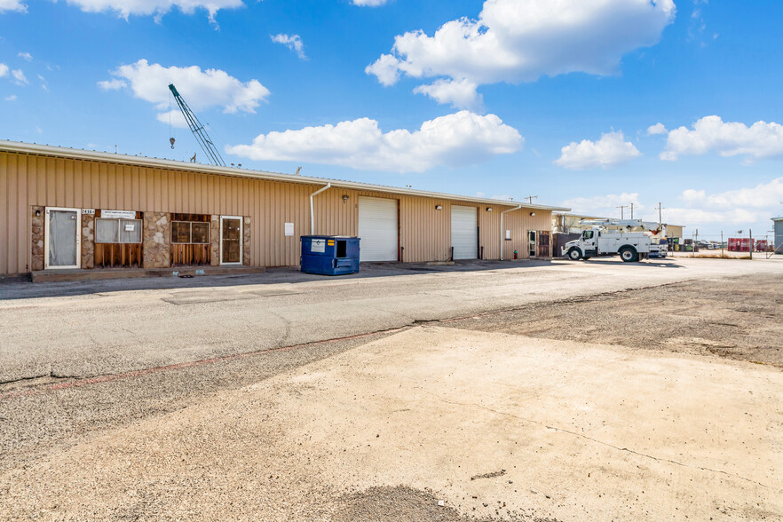 2412-2438 Minnis Dr, Haltom City, TX for lease - Building Photo - Image 1 of 21