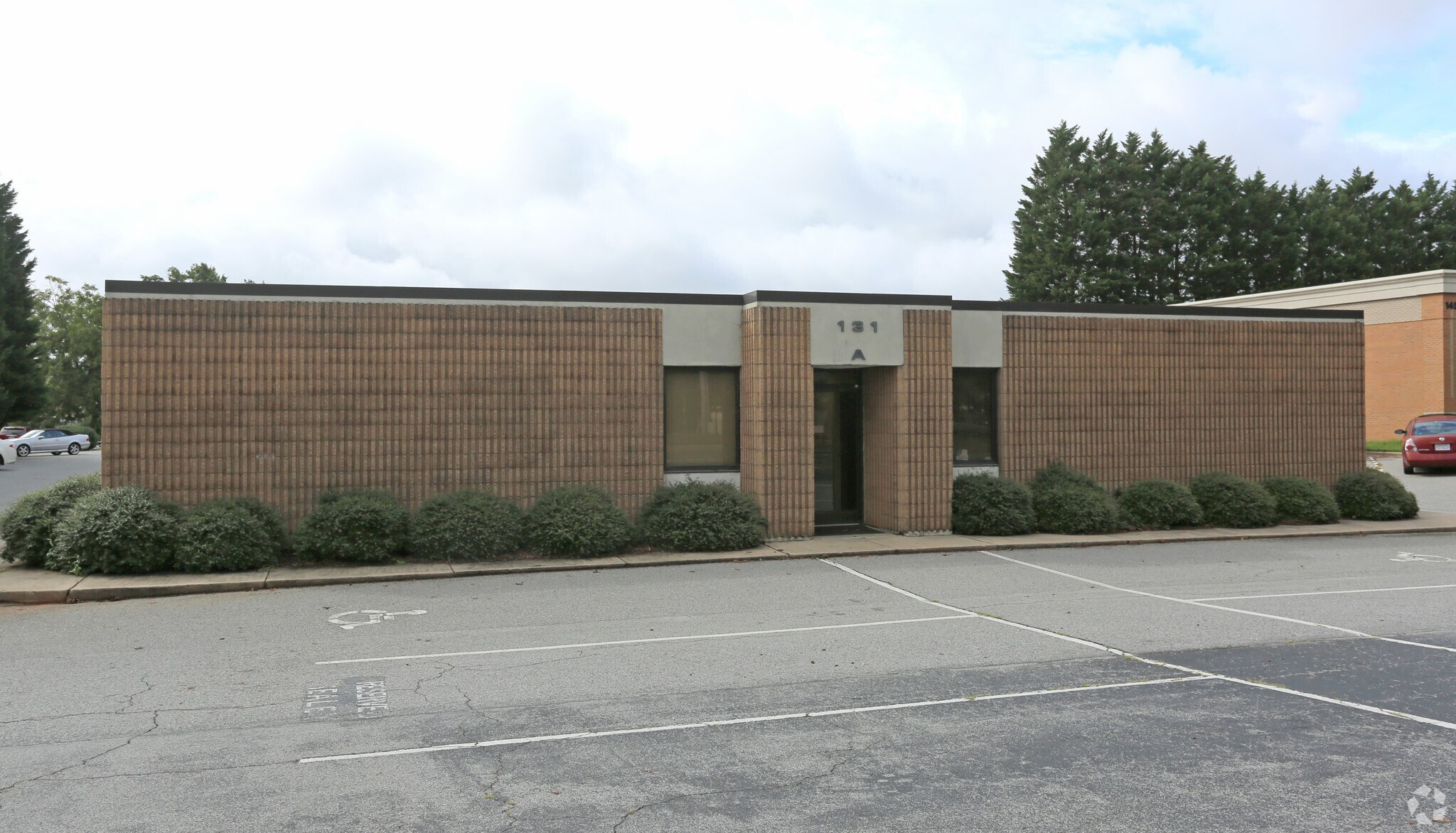 131 W Parris Ave, High Point, NC for sale Primary Photo- Image 1 of 1